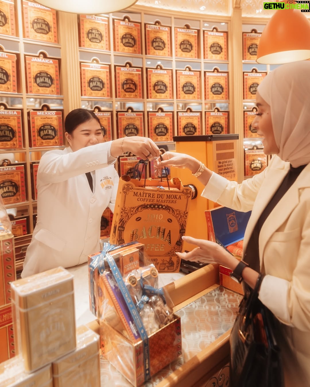 Olla Ramlan - 22.4K Likes - “Eat together, for shared meals bring even further blessings.” ✨🌙
Beberapa cuplikan sesi Iftar seru bersama my beloved ones, @cintaramlanunes @jomi.nunes @brotheralle minggu lalu di @bachacoffeeid Plaza Senayan! 🥰 ️
Selain si Chicken Supreme di Ramadan Set Menu serta beragram Hampers yang bisa custom, kata aku sih limited-edition Lychee, Raspberry & Rose Croissant mereka Midnight Sun Decaffeinated Coffee ditambah Chantilly cream & Tahiti vanilla = numero uno deh untuk buka puasa bareng orang-orang tersayang 🧡
#bachacoffee #bachacoffeeid