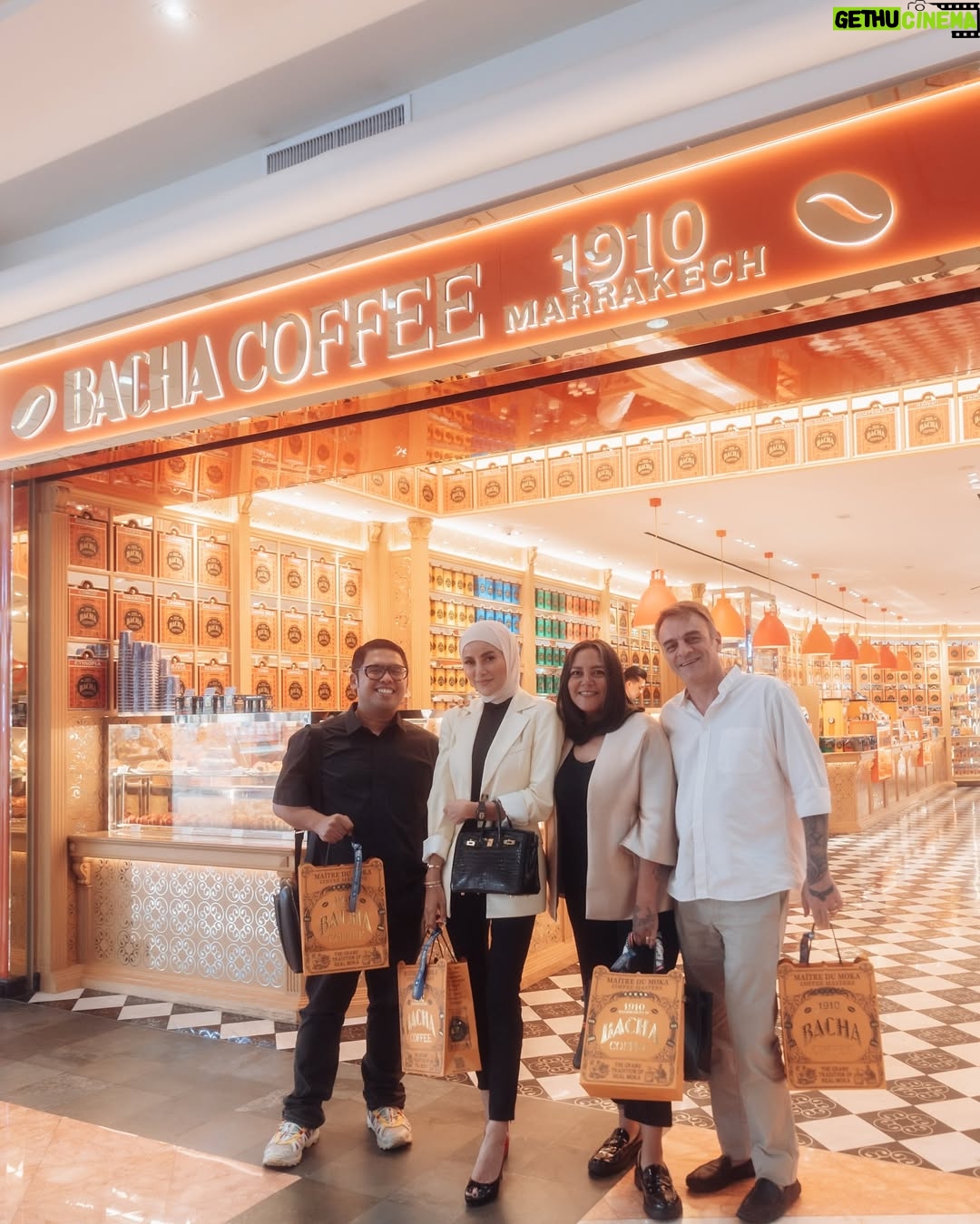 Olla Ramlan - 22.4K Likes - “Eat together, for shared meals bring even further blessings.” ✨🌙
Beberapa cuplikan sesi Iftar seru bersama my beloved ones, @cintaramlanunes @jomi.nunes @brotheralle minggu lalu di @bachacoffeeid Plaza Senayan! 🥰 ️
Selain si Chicken Supreme di Ramadan Set Menu serta beragram Hampers yang bisa custom, kata aku sih limited-edition Lychee, Raspberry & Rose Croissant mereka Midnight Sun Decaffeinated Coffee ditambah Chantilly cream & Tahiti vanilla = numero uno deh untuk buka puasa bareng orang-orang tersayang 🧡
#bachacoffee #bachacoffeeid