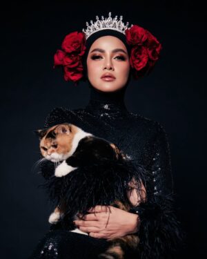 Olla Ramlan Instagram - “OLLARAMLAN is the epitome of royalty in our majestic realm where elegance meets grace. Surrounded by her loyal feline companions from our @zowzow.royalmansion, she reigns supreme with captivating beauty and unwavering poise, a true queen ruling over her enchanting domain” -ZowZow Mansion

“OLLARAMLAN adalah lambang kesempurnaan kerajaan, di mana keanggunan dan keindahan bersatu. Ditemani oleh kucing-kucing megah dari @zowzow.royalmansion, dia berkuasa dengan kecantikan yang mempesona dan ketenangan yang tak tergoyahkan, seorang ratu sejati yang memerintah di domainnya.” - ZowZow Mansion

#olramstyle
