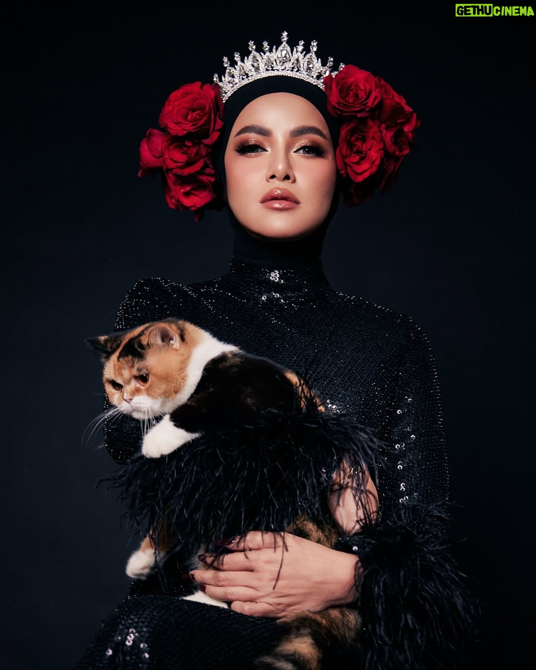 Olla Ramlan - 3 Likes - “OLLARAMLAN is the epitome of royalty in our majestic realm where elegance meets grace. Surrounded by her loyal feline companions from our @zowzow.royalmansion, she reigns supreme with captivating beauty and unwavering poise, a true queen ruling over her enchanting domain” -ZowZow Mansion
“OLLARAMLAN adalah lambang kesempurnaan kerajaan, di mana keanggunan dan keindahan bersatu. Ditemani oleh kucing-kucing megah dari @zowzow.royalmansion, dia berkuasa dengan kecantikan yang mempesona dan ketenangan yang tak tergoyahkan, seorang ratu sejati yang memerintah di domainnya.” - ZowZow Mansion
#olramstyle