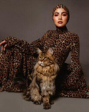 Olla Ramlan Instagram - Mendobrak batasan dalam gaya dengan kejutan serta hentakan yang sinergis. Seniman kebanggan Indonesia yang penuh talenta, @ollaramlan 
tertangkap kamera secara sengaja dengan ensemble yang penuh pernyataan gaya. Berbalut dari atas kepala hingga ke ujung kaki, menyandang motif dan siluet boxy berupa animal print yang kembali berjaya sambil menjinjing opsi tampung yang berdaya dari @ende.indonesia . 

A look that is worth trying for individuals who love adventure and have an experimental spirit.

PHOTO & CONCEPT @mozawahyu 
DRESS @julianto.official 
MAKE UP  @aulia_neosevituri 
HIJAB DO @jatupurwanti 
NAIL @linneabeautybar_id
ROYAL CATS @zowzow.royalmansion 

#MOZAWAHYU #MOZAWAHYUPHOTOGRAPHY #CAMPAIGN #OLLARAMLAN #BAG #CAT #INDONESIA