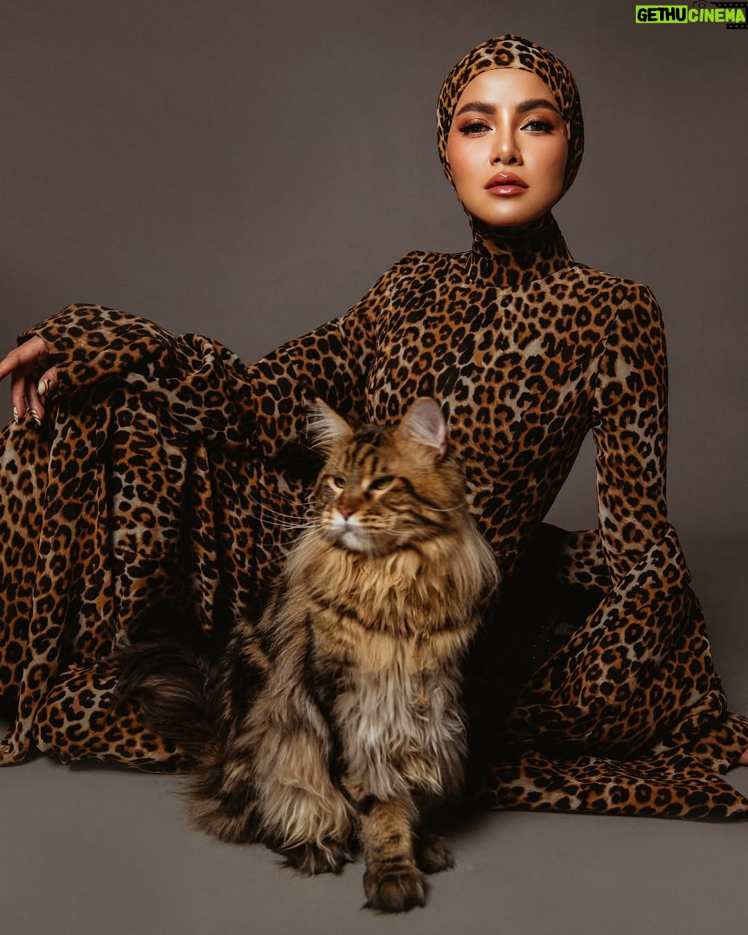 Olla Ramlan - 3 Likes - Mendobrak batasan dalam gaya dengan kejutan serta hentakan yang sinergis. Seniman kebanggan Indonesia yang penuh talenta, @ollaramlan
tertangkap kamera secara sengaja dengan ensemble yang penuh pernyataan gaya. Berbalut dari atas kepala hingga ke ujung kaki, menyandang motif dan siluet boxy berupa animal print yang kembali berjaya sambil menjinjing opsi tampung yang berdaya dari @ende.indonesia .
A look that is worth trying for individuals who love adventure and have an experimental spirit.
PHOTO & CONCEPT @mozawahyu
DRESS @julianto.official
MAKE UP @aulia_neosevituri
HIJAB DO @jatupurwanti
NAIL @linneabeautybar_id
ROYAL CATS @zowzow.royalmansion
#MOZAWAHYU #MOZAWAHYUPHOTOGRAPHY #CAMPAIGN #OLLARAMLAN #BAG #CAT #INDONESIA