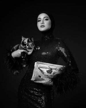 Olla Ramlan Instagram - “OLLARAMLAN is the epitome of royalty in our majestic realm where elegance meets grace. Surrounded by her loyal feline companions from our @zowzow.royalmansion, she reigns supreme with captivating beauty and unwavering poise, a true queen ruling over her enchanting domain” -ZowZow Mansion

“OLLARAMLAN adalah lambang kesempurnaan kerajaan, di mana keanggunan dan keindahan bersatu. Ditemani oleh kucing-kucing megah dari @zowzow.royalmansion, dia berkuasa dengan kecantikan yang mempesona dan ketenangan yang tak tergoyahkan, seorang ratu sejati yang memerintah di domainnya.” - ZowZow Mansion

#olramstyle