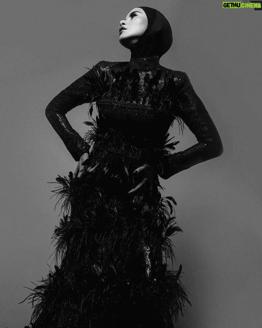 Olla Ramlan - 3 Likes - “Luxury is not about buying expensive things; it’s about living in a way where you appreciate the beauty in the details, the craftsmanship, and the uniqueness of what you wear.” – Hubert de Givenchy
PHOTO & CONCEPT @mozawahyu
DRESS @julianto.official
MAKE UP @arie_khayz
#olramstyle 🔥