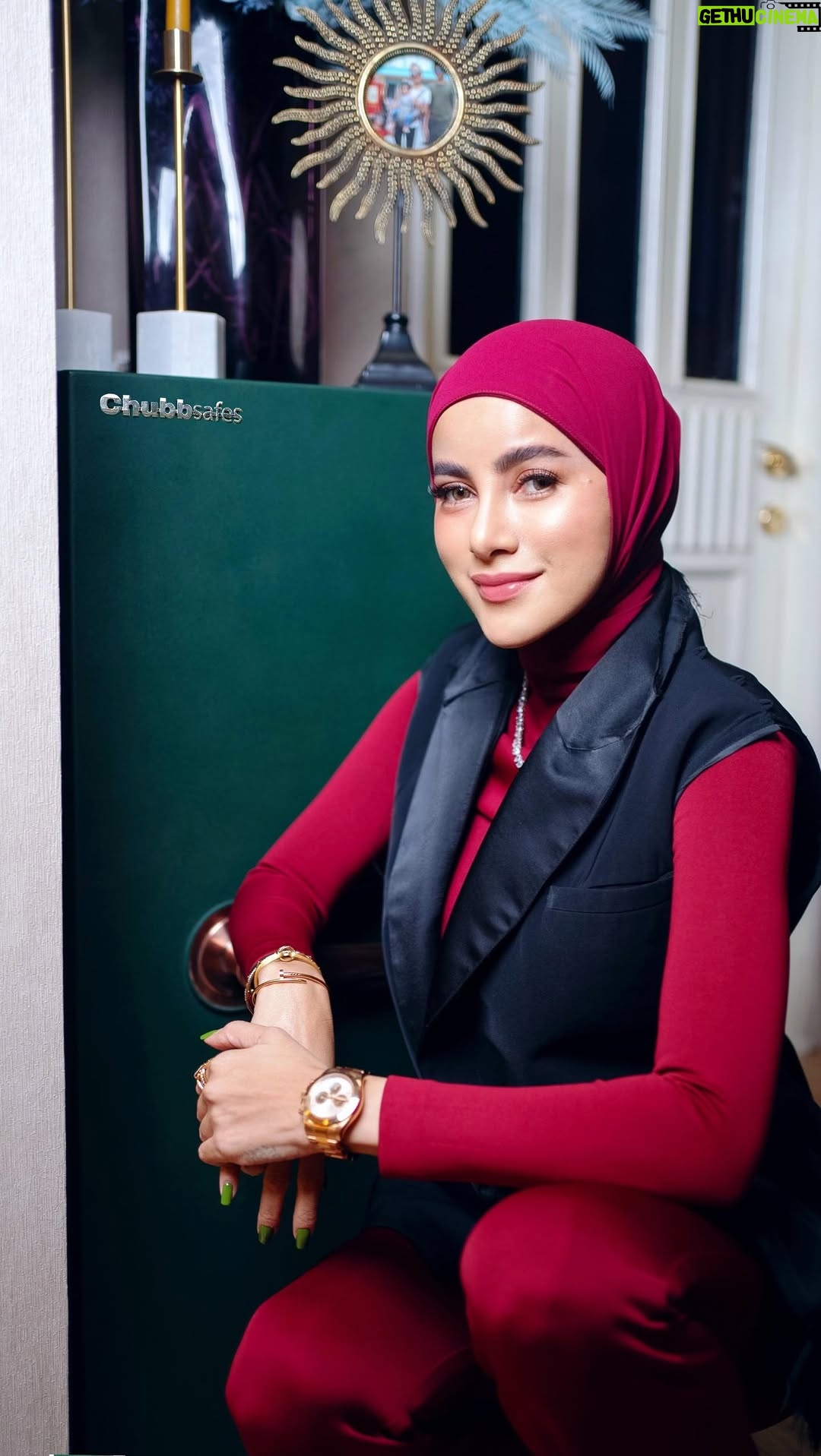 Olla Ramlan - 490 Likes - Di umur berapa kalian tahu kalau koleksi jam tangan itu gak boleh sembarangan disimpan?
Sebagai orang yang mengoleksi jam tangan automatic, aku pun baru tahu kalau ternyata jam tangan automatic gakbisa hanya kita simpan di laci biasa.
Untungnya, aku punya brankas luxury REGAL dari @chubbsafesid yang sudah dilengkapi dengan 3 automatic watch winder.
Selain watch winder, rupanya brankas ini juga sudah dilengkapi dengan internal fittings untuk menyimpan perhiasanku!
Gak hanya itu, brankas Chubbsafes REGAL juga sudah terjamin keamanannya. Dengan kunci digital standar Eropa, aku pun gak perlu khawatir ninggalin barang berhargaku disini..🔥
Thank you,
@chubbsafesid
@hobijamofficial