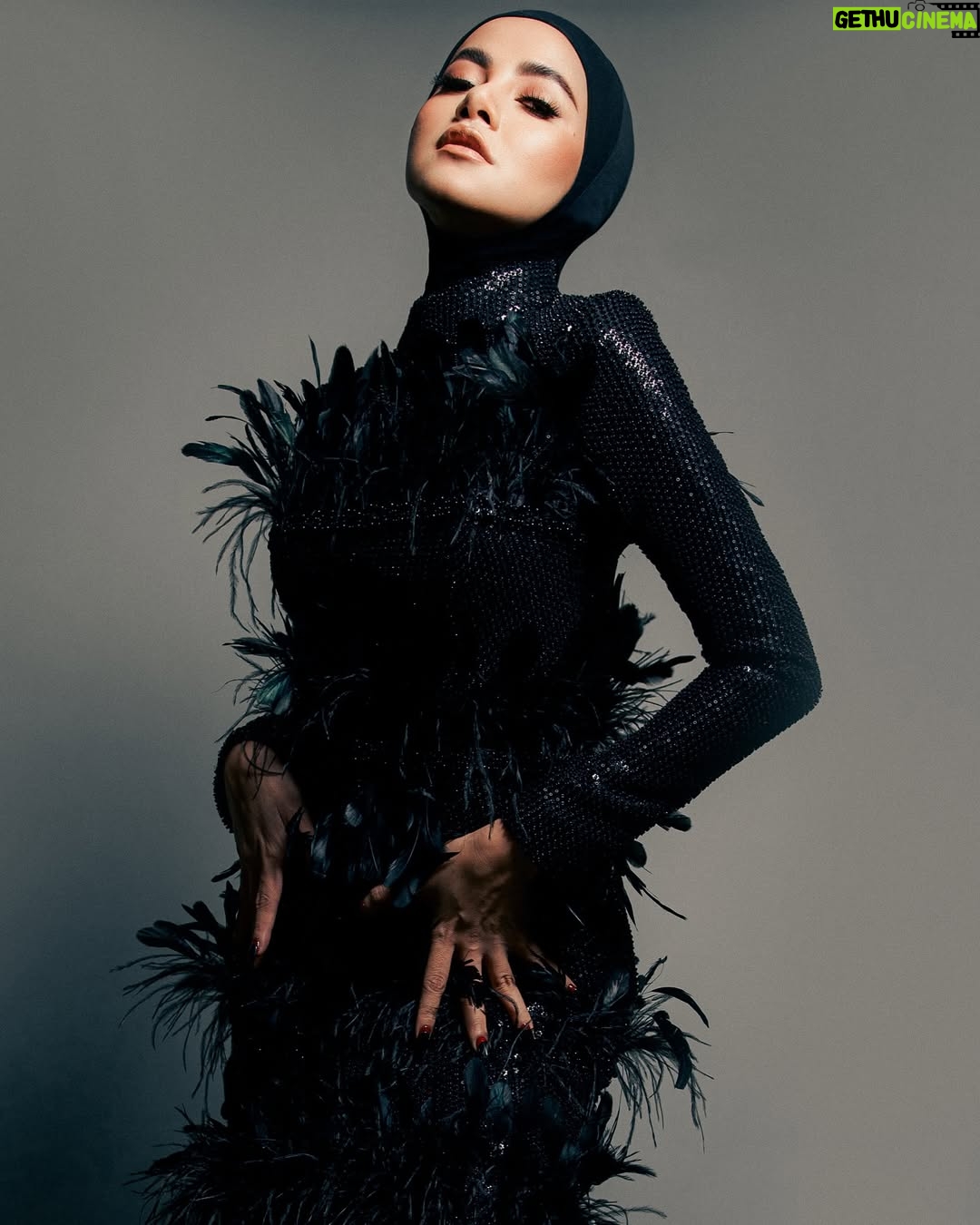 Olla Ramlan - 3 Likes - “Luxury is not about buying expensive things; it’s about living in a way where you appreciate the beauty in the details, the craftsmanship, and the uniqueness of what you wear.” – Hubert de Givenchy
PHOTO & CONCEPT @mozawahyu
DRESS @julianto.official
MAKE UP @arie_khayz
#olramstyle 🔥