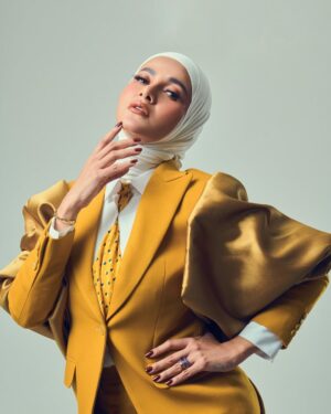 Olla Ramlan Instagram - “Don’t follow the crowd, let the crowd follow you.” — Margaret Thatcher.

Madame @ollaramlan of #allemanagement2025

Suit from @dikhasigitfashion by  @dikha_sigit

MUA by @arie_khayz @ariekhayzmakeup

Hijab Olla Ramlan by @ida_hijabstylish 

Stylist on location @benjiepie 

Photo by Aldy Noor @ naldyf