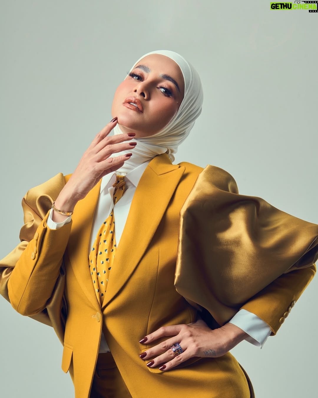 Olla Ramlan - 1.2K Likes - “Don’t follow the crowd, let the crowd follow you.” — Margaret Thatcher.
Madame @ollaramlan of #allemanagement2025
Suit from @dikhasigitfashion by @dikha_sigit
MUA by @arie_khayz @ariekhayzmakeup
Hijab Olla Ramlan by @ida_hijabstylish
Stylist on location @benjiepie
Photo by Aldy Noor @ naldyf