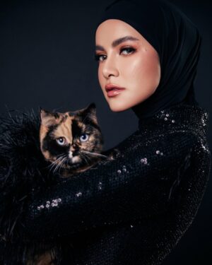 Olla Ramlan Instagram - “OLLARAMLAN is the epitome of royalty in our majestic realm where elegance meets grace. Surrounded by her loyal feline companions from our @zowzow.royalmansion, she reigns supreme with captivating beauty and unwavering poise, a true queen ruling over her enchanting domain” -ZowZow Mansion

“OLLARAMLAN adalah lambang kesempurnaan kerajaan, di mana keanggunan dan keindahan bersatu. Ditemani oleh kucing-kucing megah dari @zowzow.royalmansion, dia berkuasa dengan kecantikan yang mempesona dan ketenangan yang tak tergoyahkan, seorang ratu sejati yang memerintah di domainnya.” - ZowZow Mansion

#olramstyle
