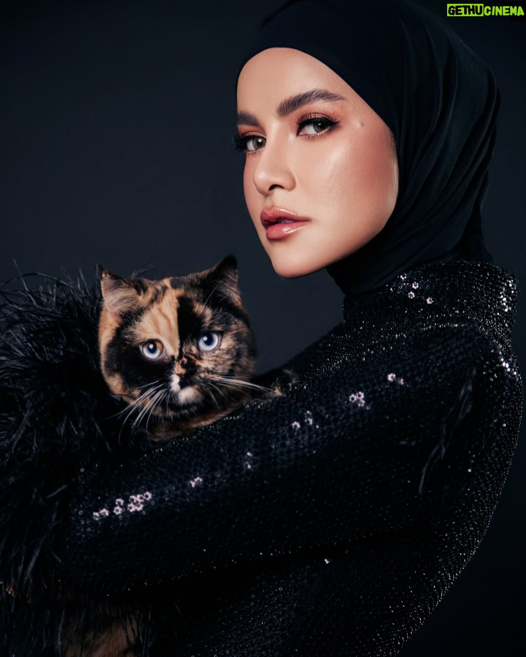 Olla Ramlan - 3 Likes - “OLLARAMLAN is the epitome of royalty in our majestic realm where elegance meets grace. Surrounded by her loyal feline companions from our @zowzow.royalmansion, she reigns supreme with captivating beauty and unwavering poise, a true queen ruling over her enchanting domain” -ZowZow Mansion
“OLLARAMLAN adalah lambang kesempurnaan kerajaan, di mana keanggunan dan keindahan bersatu. Ditemani oleh kucing-kucing megah dari @zowzow.royalmansion, dia berkuasa dengan kecantikan yang mempesona dan ketenangan yang tak tergoyahkan, seorang ratu sejati yang memerintah di domainnya.” - ZowZow Mansion
#olramstyle