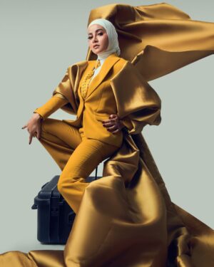 Olla Ramlan Instagram - “Don’t follow the crowd, let the crowd follow you.” — Margaret Thatcher.

Madame @ollaramlan of #allemanagement2025

Suit from @dikhasigitfashion by  @dikha_sigit

MUA by @arie_khayz @ariekhayzmakeup

Hijab Olla Ramlan by @ida_hijabstylish 

Stylist on location @benjiepie 

Photo by Aldy Noor @ naldyf