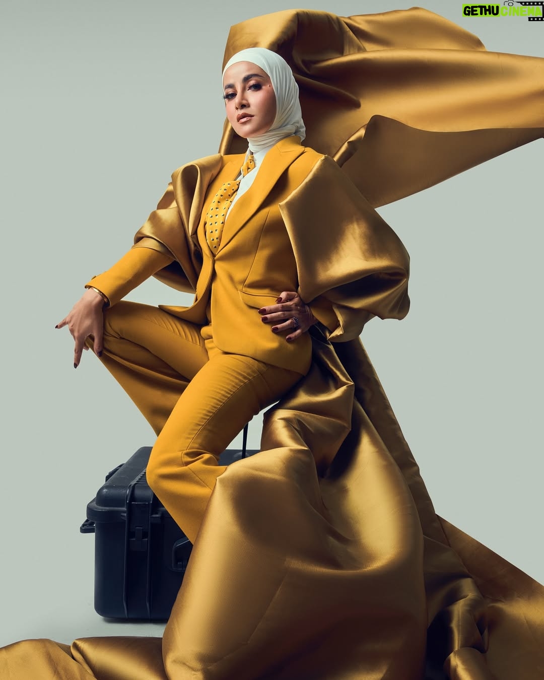 Olla Ramlan - 1.2K Likes - “Don’t follow the crowd, let the crowd follow you.” — Margaret Thatcher.
Madame @ollaramlan of #allemanagement2025
Suit from @dikhasigitfashion by @dikha_sigit
MUA by @arie_khayz @ariekhayzmakeup
Hijab Olla Ramlan by @ida_hijabstylish
Stylist on location @benjiepie
Photo by Aldy Noor @ naldyf