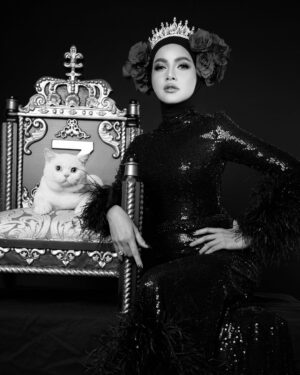 Olla Ramlan Instagram - “OLLARAMLAN is the epitome of royalty in our majestic realm where elegance meets grace. Surrounded by her loyal feline companions from our @zowzow.royalmansion, she reigns supreme with captivating beauty and unwavering poise, a true queen ruling over her enchanting domain” -ZowZow Mansion

“OLLARAMLAN adalah lambang kesempurnaan kerajaan, di mana keanggunan dan keindahan bersatu. Ditemani oleh kucing-kucing megah dari @zowzow.royalmansion, dia berkuasa dengan kecantikan yang mempesona dan ketenangan yang tak tergoyahkan, seorang ratu sejati yang memerintah di domainnya.” - ZowZow Mansion

#olramstyle