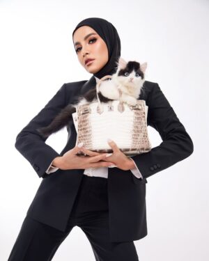 Olla Ramlan Instagram - “Style is far more than the clothes you put on; it’s the energy you carry, the confidence you wear, and the way you make others feel. 
Fashion may dress your body, but style is what dresses your soul. It evolves with you — shaped by your experiences, your scars, your victories. 
When you wear something that feels like you, it’s not just an outfit; it’s a declaration of self-love.”

BEAUTIFUL CAT - @zowzow.royalmansion 
PHOTOGRAPHER - @mozawahyu 
SUIT - @julianto.official 
MAKE UP - @aulia_neosevituri 
HIJAB - @jatupurwanti 
OR TEAM - @brotheralle @mini_saputri @novitadewi.official 

BEST TEAM! 🔥#olramstyle