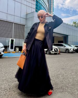 Olla Ramlan Instagram - “The power of fashion lies in its ability to transform the ordinary into an act of rebellion.”

Me, my self and I … 🔥 #olramstyle 

Wearing @zetaprive @trishachas 
Bag @spacelux.official @ninakagindaa 

#olramstyle