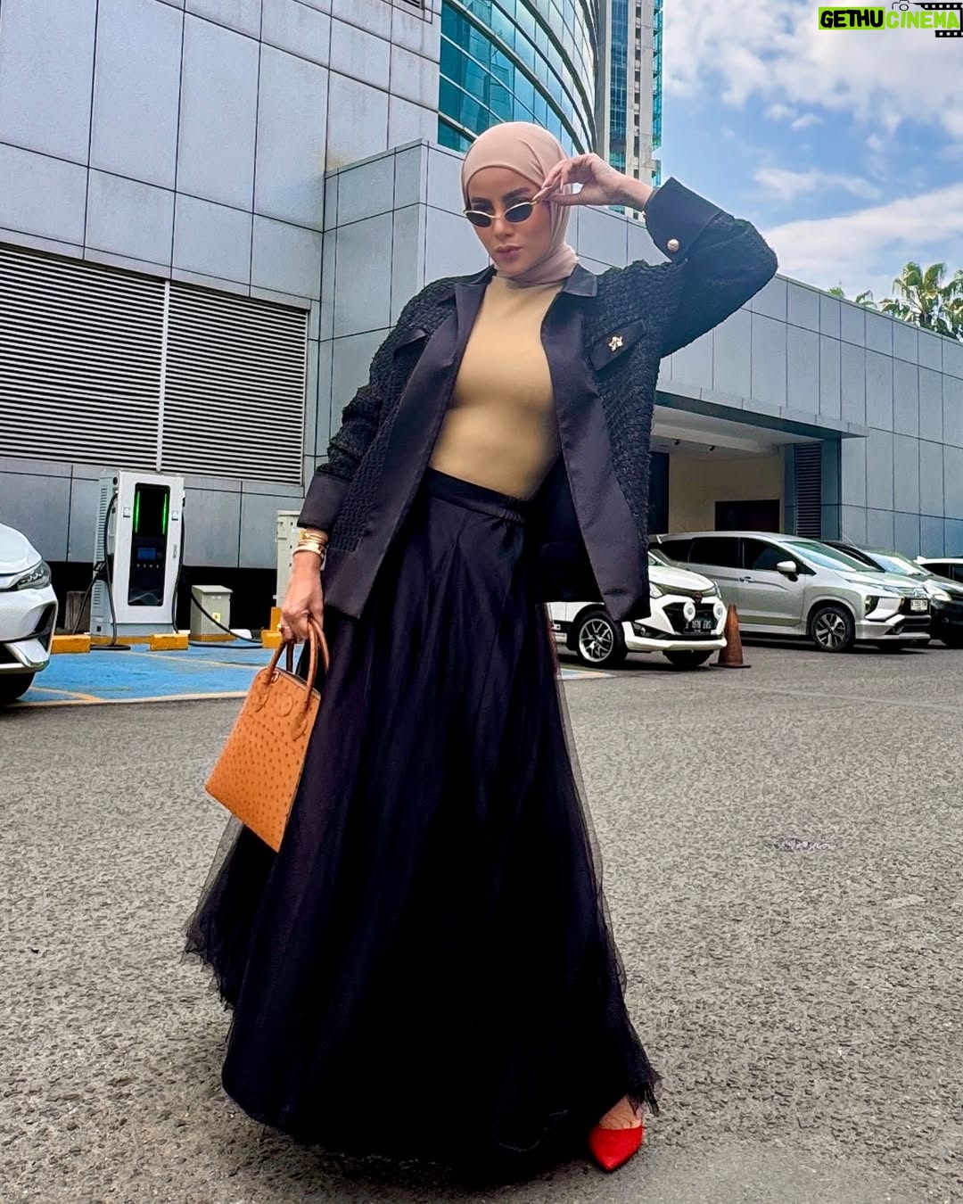 Olla Ramlan - 3 Likes - “The power of fashion lies in its ability to transform the ordinary into an act of rebellion.”
Me, my self and I … 🔥 #olramstyle
Wearing @zetaprive @trishachas
Bag @spacelux.official @ninakagindaa
#olramstyle