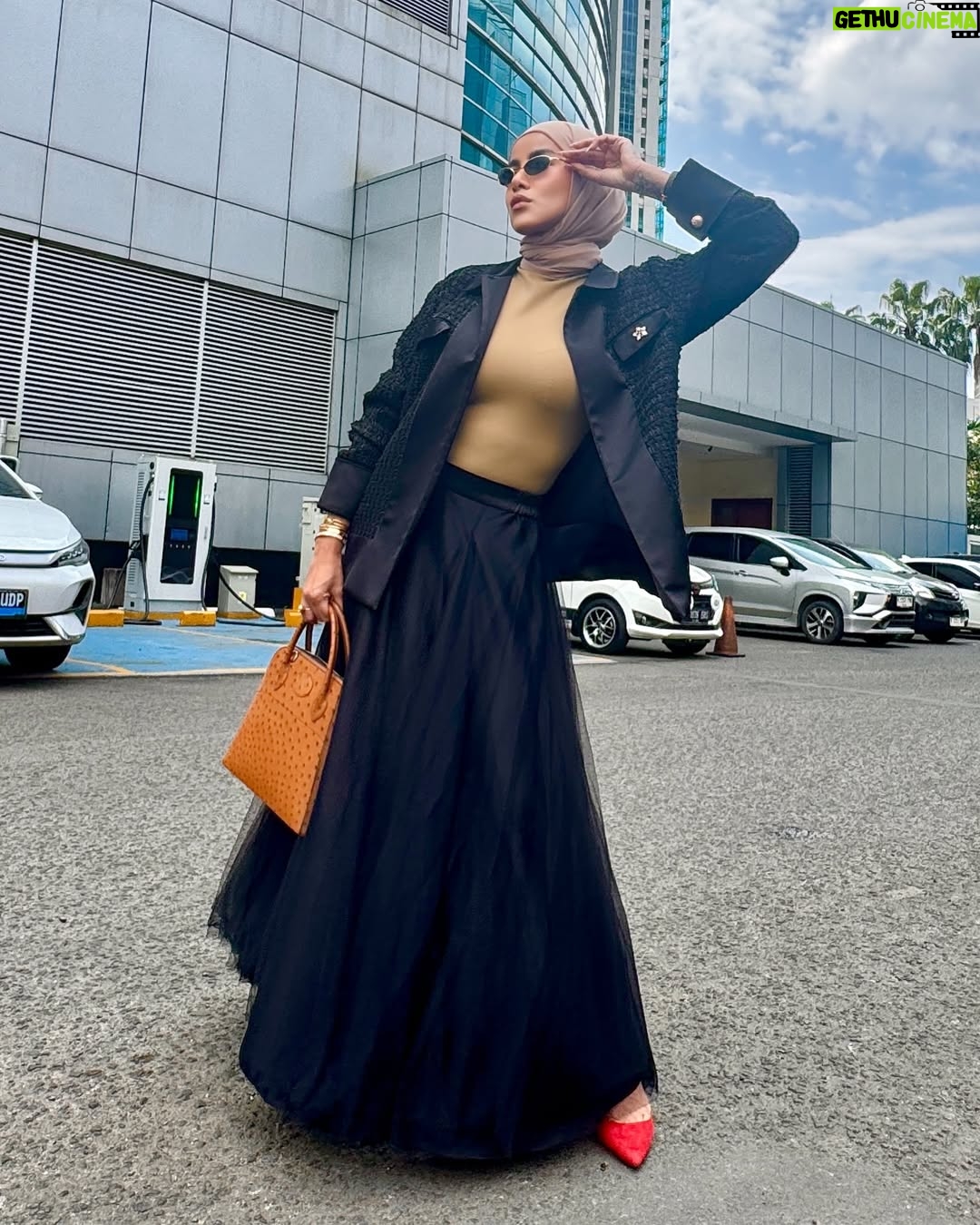 Olla Ramlan - 3 Likes - “The power of fashion lies in its ability to transform the ordinary into an act of rebellion.”
Me, my self and I … 🔥 #olramstyle
Wearing @zetaprive @trishachas
Bag @spacelux.official @ninakagindaa
#olramstyle