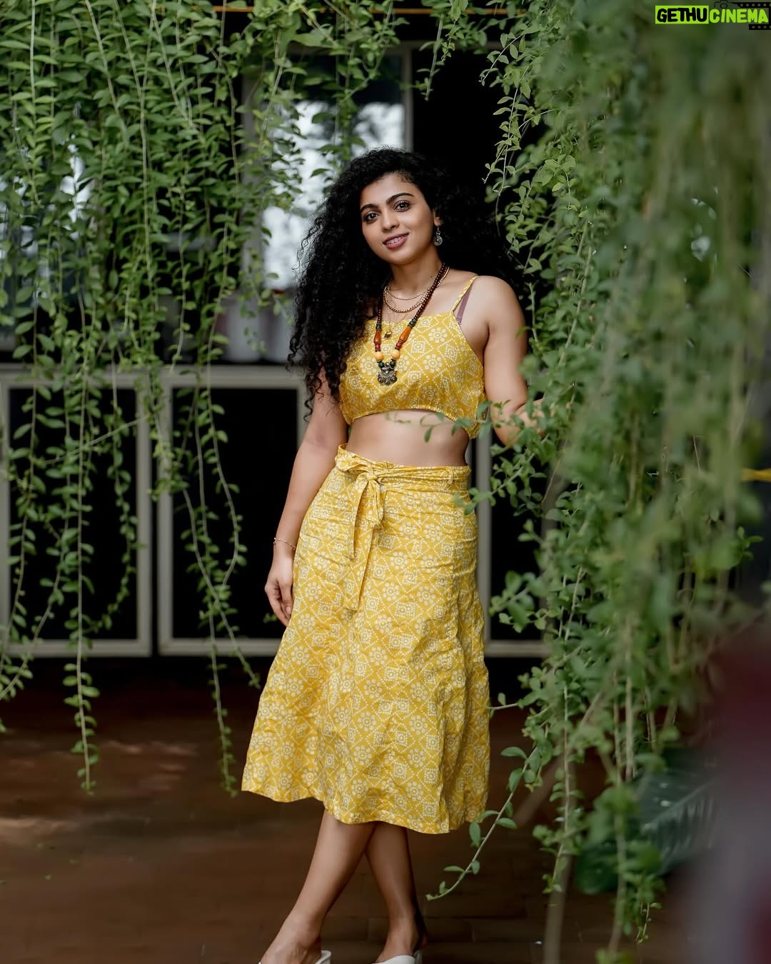 Padeni Kumar - 42.4K Likes - Meet “PAARU” from “Vera Maari trip”❤️😉😬😜
.
#love #yellow #passion #vibe #trip #entertainment #fun #curly
Have you guys watched “Vera Maari Trip” ?
