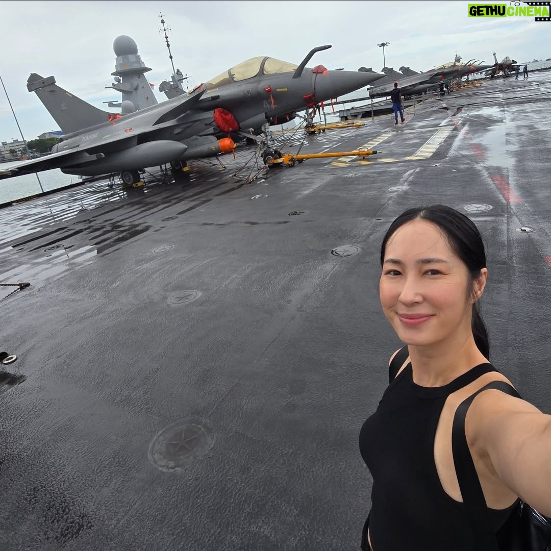 Paige Chua - 7.3K Likes - It's a great honour to have the opportunity to visit the grand Charles De Gaulle, the flagship of the French Navy.
We were impressed by the capabilities of the majestic aircraft carrier. Can you imagine? Over 2000 men and women work on this giant out at sea!
Thank you for the warm welcome, and answering the relentless questions on anything and everything 😁
Wishing you all a safe trip home.
Fair seas and following winds🫡
Merci @franceinsg
Lastly, Thank you @tateanzur for this exclusive invite.