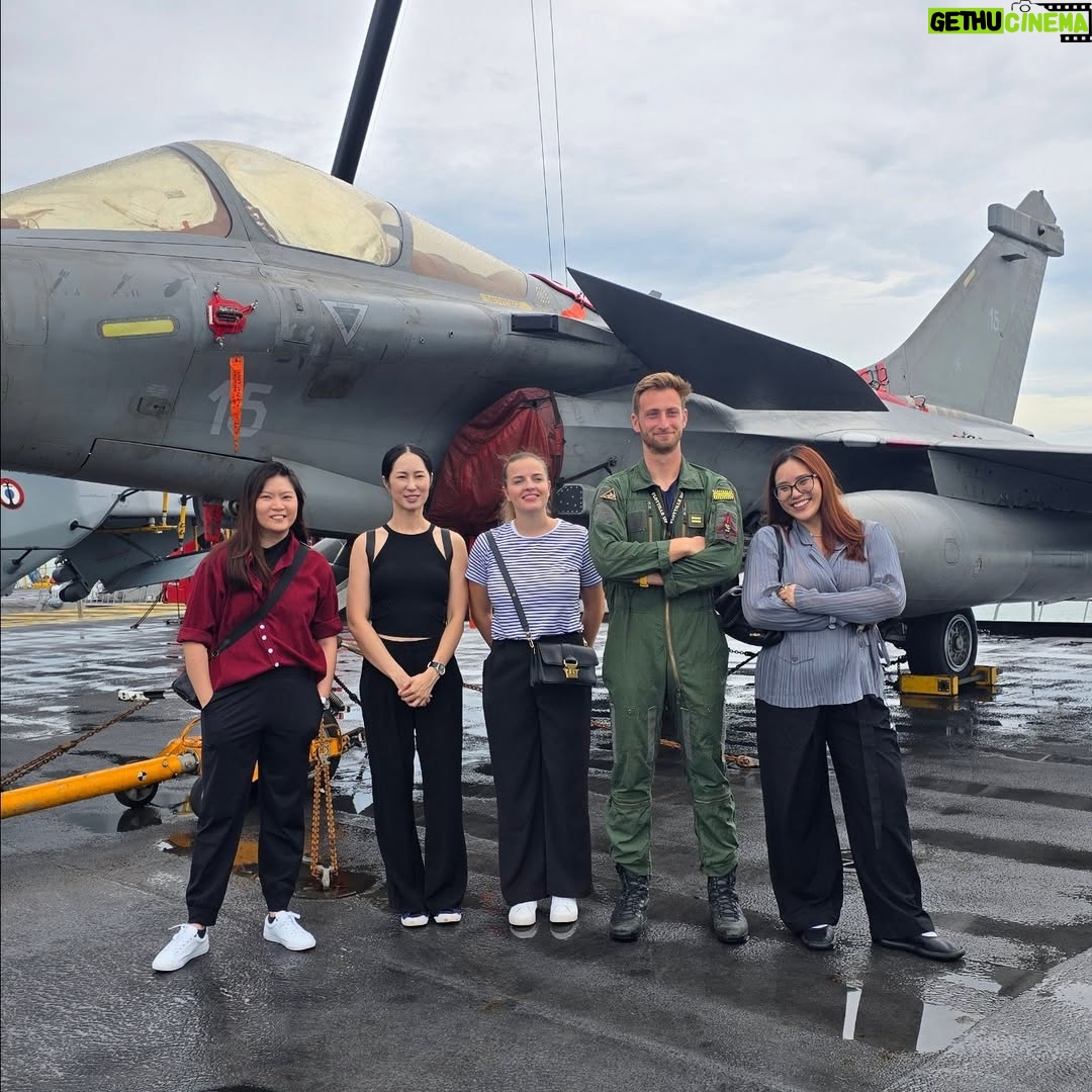 Paige Chua - 7.3K Likes - It's a great honour to have the opportunity to visit the grand Charles De Gaulle, the flagship of the French Navy.
We were impressed by the capabilities of the majestic aircraft carrier. Can you imagine? Over 2000 men and women work on this giant out at sea!
Thank you for the warm welcome, and answering the relentless questions on anything and everything 😁
Wishing you all a safe trip home.
Fair seas and following winds🫡
Merci @franceinsg
Lastly, Thank you @tateanzur for this exclusive invite.