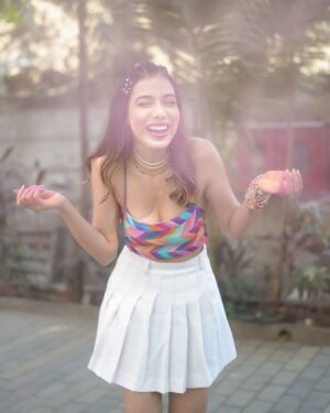 Palak Purswani Instagram - Colorful chaos with my favorite person 🩵🩷🧡

Makeup & hair by fav: @hairandskinbysweety 
Captured by @iam_rajinamdar 
#holi #colors #besties #palakpurswani #simranbudharup #bffholi