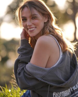 Paloma Bloyd Instagram - Para mi cumpleaños, pido un brindis colectivo: por estar vivos. 🥂✨

Entre todo lo que hacemos, lo que buscamos, lo que soñamos, a veces olvidamos lo más simple y esencial: estamos aquí. Respirando, sintiendo, compartiendo. Como decía Kierkegaard, la vida no es un problema que resolver, sino una experiencia que vivir. Jung hablaba de la individuación, ese viaje hacia uno mismo, pero ¿qué sentido tendría sin aquellos que nos acompañan en el camino?

Hoy hago una pausa para agradecer. A mi familia, a mis amigos, a quienes me ven y me acompañan desde la pantalla o desde lejos. Si me dedico a contar historias, es porque creo que nos unen, nos recuerdan que no estamos solos en esta experiencia compartida que llamamos vida. Siento vuestra presencia, vuestro apoyo, y se me ensancha el corazón con todo lo que recibo.

Este año ha sido trepidante, de crecimiento, de aprendizajes. Y si algo tengo más claro que nunca, es que lo más importante sigue siendo el amor: el que damos, el que recibimos, el que nos sostiene.

Gracias a los que siempre están. Gracias a los que aparecen en los momentos justos. Y gracias a quienes me dan oportunidades de sentirme aún más viva.

Por la vida, por el amor y por todo lo que aún nos queda por sentir! Salud!!! 💗