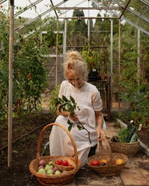 Pamela Anderson Instagram - Cooking with Love… our little show that’s everything I could ask for—my garden, a little farm on Vancouver Island, and chefs from all over the world. 👩‍🌾

I’m so happy that so many of you have loved it—It’s been a dream come true.

… and fun, fun, fun.

Thank you! 🤍✨