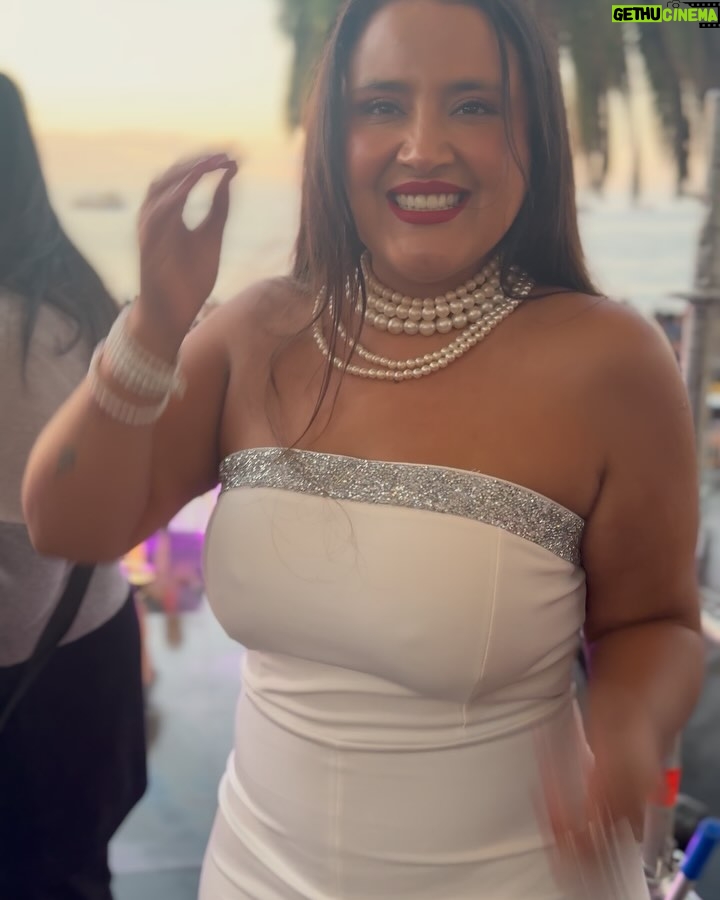 Pamela Leiva - 40.8K Likes - Que bien lo pasamos en @imediacl 🥳 ¿les gustó mi look de hoy 😏🫢?
Oye mañana se viene el festival de las Divas de Oro los esperamos en el frontis de Enjoy Viña✨✨✨
¿A quienes veo por acá 💚🌊🌴?