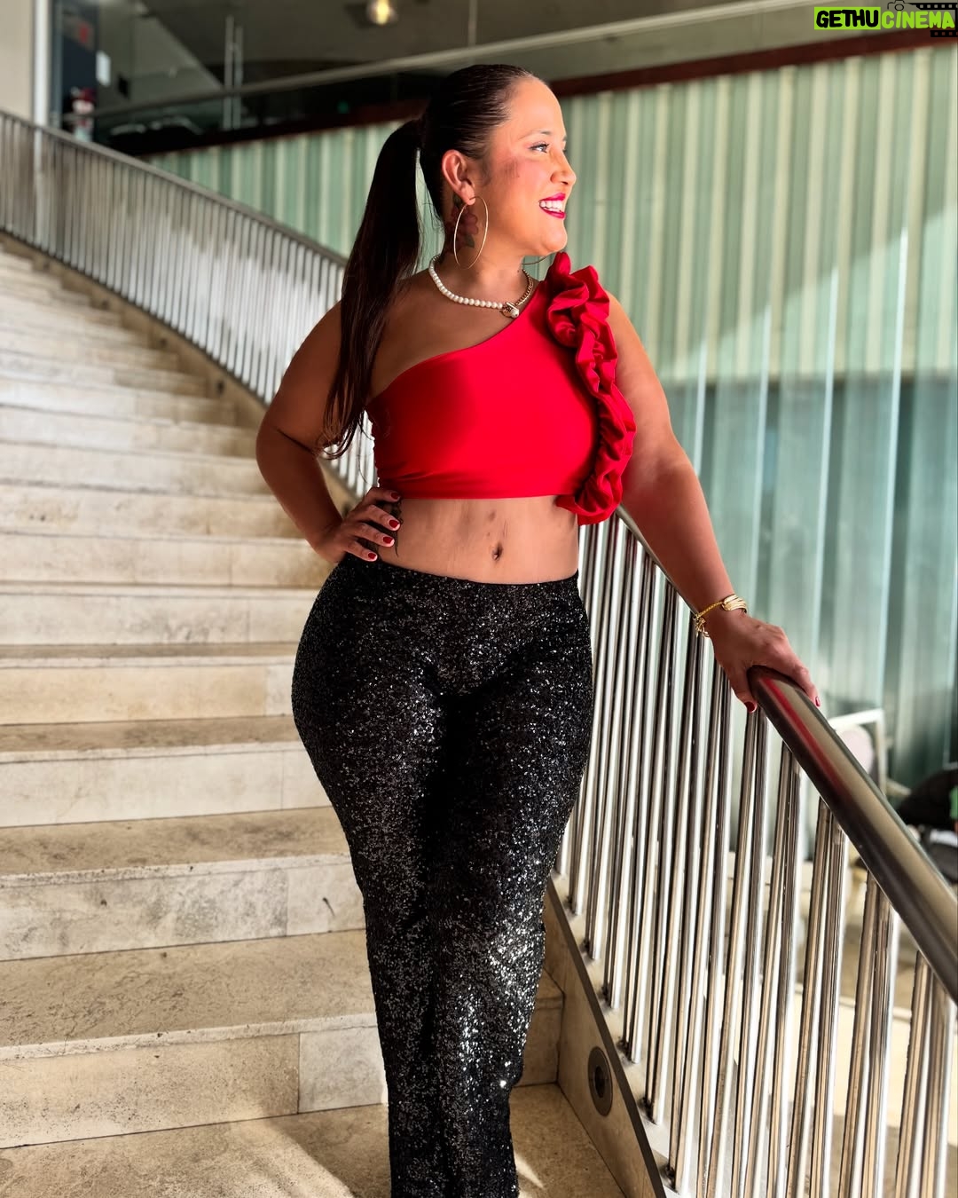 Pamela Leiva - 49.8K Likes - Amo que en mi trabajo me tenga que arreglar así de linda todos los días ❤️🔥 Look de hoy Para Divas de Oro por @imediacl No se lo pierdan estamos aquí en @enjoy_vina
.
Mi crop es de @lola.willschrei.tienda ♥️