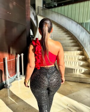 Pamela Leiva Instagram - Amo que en mi trabajo me tenga que arreglar así de linda todos los días ❤️‍🔥 Look de hoy Para Divas de Oro por @imediacl No se lo pierdan estamos aquí en @enjoy_vina
. 
Mi crop es de @lola.willschrei.tienda ♥️