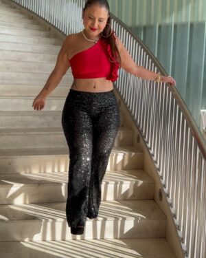 Pamela Leiva Instagram - Amo que en mi trabajo me tenga que arreglar así de linda todos los días ❤️‍🔥 Look de hoy Para Divas de Oro por @imediacl No se lo pierdan estamos aquí en @enjoy_vina
. 
Mi crop es de @lola.willschrei.tienda ♥️