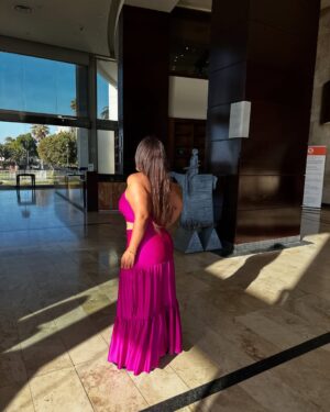 Pamela Leiva Instagram - A pesar del corte de luz “Divas de Oro” va si o si!. 
Conéctese en el canal de YouTube de @imediacl . Les dejé en mis historias el link 🩷.
No es por nada pero estoy rayando con mi conjunto de hoy 🥹🌸 gracias @ginaanselmi_fiesta , le achuntamos jejejeje.
Besitos a todos!! 
.
P.D: si anda por Viña vengase al hotel @enjoy_vina y disfrute con nosotras 🩷🌸