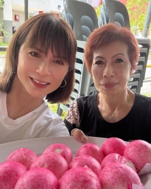 Pan Lingling Instagram - 我妈最不喜欢拍照😅
但是每年的今天，她会在我的甜言蜜语下让我和她一起拍照😂
每年都会跟她说💕
妈，如果我到了七十八岁，还能像妳这样美丽🤩我就知足了✌🏻
祝福您永远无忧无愁❤️健康平安❤️长命千岁❤️生日快乐🎂
#我的妈妈
#生日快乐
#健康长寿 
#潘玲玲