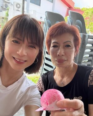 Pan Lingling Instagram - 我妈最不喜欢拍照😅
但是每年的今天，她会在我的甜言蜜语下让我和她一起拍照😂
每年都会跟她说💕
妈，如果我到了七十八岁，还能像妳这样美丽🤩我就知足了✌🏻
祝福您永远无忧无愁❤️健康平安❤️长命千岁❤️生日快乐🎂
#我的妈妈
#生日快乐
#健康长寿 
#潘玲玲