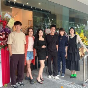 Pan Lingling Instagram - 看着 @xubin_ 从单身，结婚，生儿育女！ 现在又立业！
身为老妈的我，太为他感到骄傲💕

#118 
#我的儿子 
#大展鴻圖 
#生意兴隆 
#潘玲玲