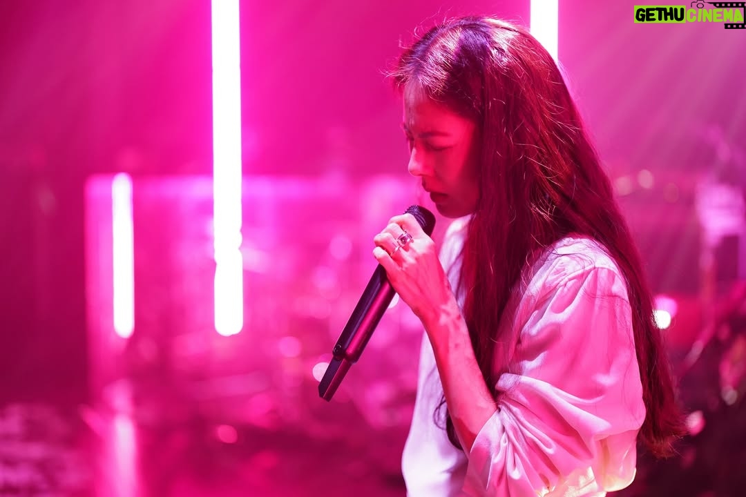 Park Ji-yoon - 2.2K Likes - 이틀간의 공연을 무사히 잘 마쳤습니다. 다시 한번 와주신 모든 분들 감사했습니다. 행복했어요. 곧 또 만나요...
-------
- 박지윤, 콘서트 전석 매진 속 성료.. 진심 가득했던 위로 '괜찮아요' -
가수 박지윤이 완성도 높은 공연으로 깊은 위로와 공감을 선사했다.
박지윤은 지난 15일, 16일 양일간 서울 노들섬 라이브하우스에서 2025 박지윤 콘서트 ‘괜찮아요’를 개최하고 음악팬들과 호흡했다.
이번 공연은 지난해 3월 개최한 ‘Love is my song(러브 이즈 마이 송)’ 이후 1년 만에 진행되는 박지윤의 단독 콘서트로 팬들의 뜨거운 관심을 받았으며, 티켓 오픈과 동시 2분 만에 전석 매진을 기록하며 뜨거운 티켓 파워를 입증하기도 했다.
본격적인 공연 시작에 앞서 박지윤은 "유난히 추웠던 올겨울, 서로에게 괜찮다고 이야기해 주는 시간이 되기를 바라는 마음으로 준비했다”라며 이번 공연의 타이틀 '괜찮아요'에 대해 설명했다.
박지윤의 곡 제목이기도 한 '괜찮아요'를 테마로 진행된 공연은 박지윤의 음악적 스펙트럼과 무대력을 통해 강한 울림을 전하며 독보적인 무대를 선사했다.
박지윤은 오프닝 곡으로 선곡한 ‘4월 16일’을 시작으로 ‘그대는 나무 같아’, ‘사랑하고 있어’, '사랑하지 않아', '기적' 등의 곡들과 콘서트에서 처음 선보이는 'Moon(문)', '그래서 미안해', ‘괜찮다고 말해줄 거야’, 드물게 선보였던 '잠꼬대', ‘고백’, 'O(오)', 'Quiet Dream(콰이어트 드림)' 등의 곡들을 울림 있는 보이스와 환상적인 타이밍의 조명 연출을 통해 몰입도 높은 공연을 선사했다.
박지윤이 공연을 이어갈 때, 관객들은 박수 치는 것조차 조심스러운 호흡을 함께 했고 따뜻한 눈빛으로 그 적막의 흐름까지 함께 즐겼다.
또한 강력한 밴드 사운드가 인상적인 '어디로 가고 있는 걸까'에서는 빨간 기타를 메고 직접 연주해 관객들을 오롯이 무대에 집중케 했다.
박지윤이 BTS RM의 솔로 앨범에 피처링으로 참여했던 ‘No.2’, 샤이니 멤버 종현과의 인연을 전하며 종현이 작사, 작곡으로 참여한 '한숨'을 선곡하며 인상 깊었던 동료 뮤지션에 대한 마음을 전하기도 했다.
공연 막바지에는 공연 타이틀인 '괜찮아요'와 대중에게 잘 알려진 ‘바래진 기억에’, ‘Steal Away(스틸 어웨이)’ 등 130분간 21곡을 선사하며 공연을 마무리했다.
공연을 마친 박지윤은 “무대에서 노래할 수 있어 행복하다", "이렇게 찾아와 주셔서 감사하다는 말씀을 꼭 전하고 싶다”, “‘힘들 때도 어둠을 보기보다 빛을 보려고 노력하면 그 빛이 내게 온다’는 말을 새기며 견뎌왔는데, 여러분도 그런 한 해가 되시기를 바란다"라며 팬들과 가족에게 진심 어린 인사를 전하며 벅차오르는 감정에 끝내 눈물을 쏟았다.
공연을 관람한 관객들은 "한 땀 한 땀 수놓듯 세심하게 표현하는 박지윤만의 감정선은 라이브에서 특히 빛을 발한다", “편하고 잠잠한 듯 힘이 있는 공연”, "그 시절의 나에게도 지금의 나에게도 괜찮다고 말해줄 수 있었던 시간", "덕분에 또 서툴게 세상을 살아가요" 등의 관람 후기를 통해 콘서트에 대한 높은 만족도를 표현했다.
한편, 일찍이 음악팬들 사이에서 명반으로 회자되어 왔던 앨범이자 박지윤이 싱어송라이터로 첫걸음을 내디뎠던 7집 앨범 '꽃, 다시 첫 번째'가 지난해 4월 EBS 스페이스 공감이 20주년을 맞아 선정한 ‘2000년대 한국 대중음악 100대 명반'에 그 이름을 올렸다.
박지윤이 출연하는 EBS 스페이스 공감 ‘100대 명반 박지윤’ 편은 오는 19일 밤 10시 45분 방송된다.