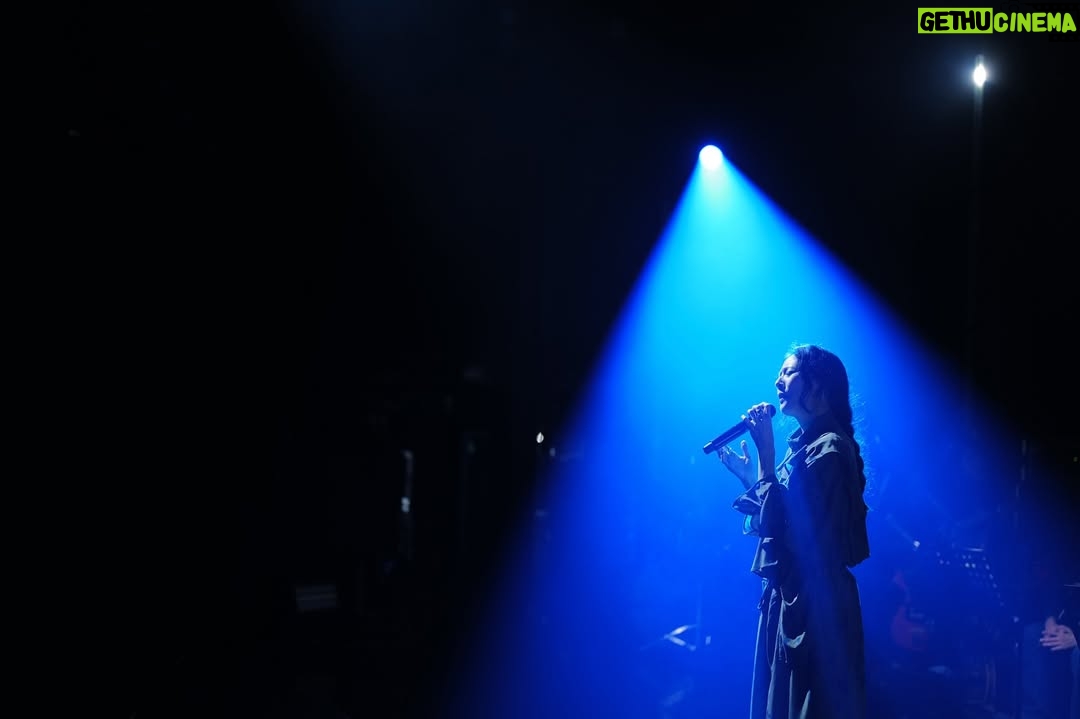 Park Ji-yoon - 2.2K Likes - 이틀간의 공연을 무사히 잘 마쳤습니다. 다시 한번 와주신 모든 분들 감사했습니다. 행복했어요. 곧 또 만나요...
-------
- 박지윤, 콘서트 전석 매진 속 성료.. 진심 가득했던 위로 '괜찮아요' -
가수 박지윤이 완성도 높은 공연으로 깊은 위로와 공감을 선사했다.
박지윤은 지난 15일, 16일 양일간 서울 노들섬 라이브하우스에서 2025 박지윤 콘서트 ‘괜찮아요’를 개최하고 음악팬들과 호흡했다.
이번 공연은 지난해 3월 개최한 ‘Love is my song(러브 이즈 마이 송)’ 이후 1년 만에 진행되는 박지윤의 단독 콘서트로 팬들의 뜨거운 관심을 받았으며, 티켓 오픈과 동시 2분 만에 전석 매진을 기록하며 뜨거운 티켓 파워를 입증하기도 했다.
본격적인 공연 시작에 앞서 박지윤은 "유난히 추웠던 올겨울, 서로에게 괜찮다고 이야기해 주는 시간이 되기를 바라는 마음으로 준비했다”라며 이번 공연의 타이틀 '괜찮아요'에 대해 설명했다.
박지윤의 곡 제목이기도 한 '괜찮아요'를 테마로 진행된 공연은 박지윤의 음악적 스펙트럼과 무대력을 통해 강한 울림을 전하며 독보적인 무대를 선사했다.
박지윤은 오프닝 곡으로 선곡한 ‘4월 16일’을 시작으로 ‘그대는 나무 같아’, ‘사랑하고 있어’, '사랑하지 않아', '기적' 등의 곡들과 콘서트에서 처음 선보이는 'Moon(문)', '그래서 미안해', ‘괜찮다고 말해줄 거야’, 드물게 선보였던 '잠꼬대', ‘고백’, 'O(오)', 'Quiet Dream(콰이어트 드림)' 등의 곡들을 울림 있는 보이스와 환상적인 타이밍의 조명 연출을 통해 몰입도 높은 공연을 선사했다.
박지윤이 공연을 이어갈 때, 관객들은 박수 치는 것조차 조심스러운 호흡을 함께 했고 따뜻한 눈빛으로 그 적막의 흐름까지 함께 즐겼다.
또한 강력한 밴드 사운드가 인상적인 '어디로 가고 있는 걸까'에서는 빨간 기타를 메고 직접 연주해 관객들을 오롯이 무대에 집중케 했다.
박지윤이 BTS RM의 솔로 앨범에 피처링으로 참여했던 ‘No.2’, 샤이니 멤버 종현과의 인연을 전하며 종현이 작사, 작곡으로 참여한 '한숨'을 선곡하며 인상 깊었던 동료 뮤지션에 대한 마음을 전하기도 했다.
공연 막바지에는 공연 타이틀인 '괜찮아요'와 대중에게 잘 알려진 ‘바래진 기억에’, ‘Steal Away(스틸 어웨이)’ 등 130분간 21곡을 선사하며 공연을 마무리했다.
공연을 마친 박지윤은 “무대에서 노래할 수 있어 행복하다", "이렇게 찾아와 주셔서 감사하다는 말씀을 꼭 전하고 싶다”, “‘힘들 때도 어둠을 보기보다 빛을 보려고 노력하면 그 빛이 내게 온다’는 말을 새기며 견뎌왔는데, 여러분도 그런 한 해가 되시기를 바란다"라며 팬들과 가족에게 진심 어린 인사를 전하며 벅차오르는 감정에 끝내 눈물을 쏟았다.
공연을 관람한 관객들은 "한 땀 한 땀 수놓듯 세심하게 표현하는 박지윤만의 감정선은 라이브에서 특히 빛을 발한다", “편하고 잠잠한 듯 힘이 있는 공연”, "그 시절의 나에게도 지금의 나에게도 괜찮다고 말해줄 수 있었던 시간", "덕분에 또 서툴게 세상을 살아가요" 등의 관람 후기를 통해 콘서트에 대한 높은 만족도를 표현했다.
한편, 일찍이 음악팬들 사이에서 명반으로 회자되어 왔던 앨범이자 박지윤이 싱어송라이터로 첫걸음을 내디뎠던 7집 앨범 '꽃, 다시 첫 번째'가 지난해 4월 EBS 스페이스 공감이 20주년을 맞아 선정한 ‘2000년대 한국 대중음악 100대 명반'에 그 이름을 올렸다.
박지윤이 출연하는 EBS 스페이스 공감 ‘100대 명반 박지윤’ 편은 오는 19일 밤 10시 45분 방송된다.
