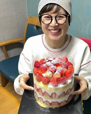 Park Mi-sun Instagram - 사기도  힘들다는  #성심당화이트딸기시루 
.
남편이  조심조심  들고온  수고덕에  호사스런  생일상이  됐네요 ㅎㅎ 
.
한 살  더  먹는게  뭐 그렇게  대단한 일인가싶어  챙기는게  귀찮았었는데 .... 건강하게  나이든다는게  얼마나  감사한 일인지  요새  부쩍 느낍니다 
.
생일에  가족들의  선물이  아주  감동이었어요 ㅠ
.
다들  건강하시고  행복하세요~~~~
