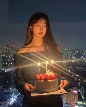 Park Soo-bin Instagram - 생일 알림을 카톡에 안뜨게 해놓은지 벌써 몇년째. 
진심으로 사랑하는 사람들하고만 함께할 수 있어 더 진득하고 깊이 있는 날들을 보냈다.
울 침략이들한테는 생일 팬미팅한다고 했던게 엊그제 같은데..
약속 못지켜서 미안해 
대신 언니 힐링 잘 하고 건강히 있오 
조만간 꼭 보자 사랑해!