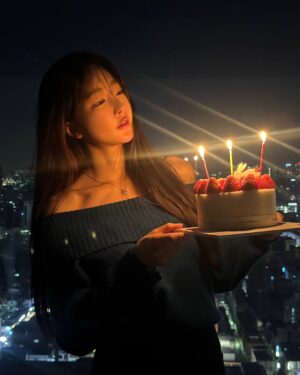 Park Soo-bin Instagram - 생일 알림을 카톡에 안뜨게 해놓은지 벌써 몇년째. 
진심으로 사랑하는 사람들하고만 함께할 수 있어 더 진득하고 깊이 있는 날들을 보냈다.
울 침략이들한테는 생일 팬미팅한다고 했던게 엊그제 같은데..
약속 못지켜서 미안해 
대신 언니 힐링 잘 하고 건강히 있오 
조만간 꼭 보자 사랑해!