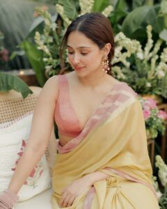 Actress Pashmina Roshan HD Photos and Wallpapers March 2025
