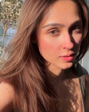 Pashmina Roshan Instagram - A little bit of blue, a little bit of green,
A little bit of me, somewhere in between ☘️💙