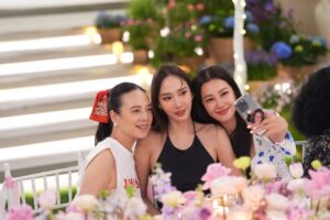 Patchrapa Chaichua Instagram - ขอบพระคุณพี่แป้งนะคะ  บ้านสวยมาก อาหารอร่อยมาก  พี่ทำให้ทุกคนมารวมตัวกันได้พูดคุยกันสนุก และมีความสุขมากเลยค่ะ 💕 มาถึงช่วงจับรางวัล จะมีรางวัลพิเศษ5รางวัล  และอั้มได้เข้ารอบ3คนสุดท้ายค่า⭐️ อยากจะกรี๊ดดังๆ  แต่ติดว่าอาจารย์ช้างบอกว่าคนที่จะได้ปีนี้ จะเป็นคนพูดน้อยที่สุด  อั้มเลยปิดวาจาชั่วคราว🤣  ขอบคุณพี่แป้งอีกครั้งนะคะ  ปีนี้อั้มได้👜รวม3ปีซ้อนแล้วค่ะ (รางวัลที่2) ส่วนรางวัลที่1 เป็นของพี่แอน ยินดีด้วยนะคะพี่ 💫🥰 ส่วนปีนี้อั้มผิดสัญญากับพี่แป้งค่ะ  ยังหา🤵‍♂️ไม่ได้เลยค่าาทุกคน 🤣  สงสัยต้องออกจากบ้านบ่อยๆละ😅