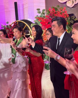 Patricia Javier Instagram - Life is precious just follow your dreams.  Thank you  madam @bennilyn_amigo_molina of  @globaltrendsbusinessleaders  for the recognition to us @docrobschiropracticclinic  #healthylifestyle #healthiswealth💚 photo by @joelmaniquis