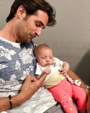 Patricia Montero Instagram - 💌 Querida Layla… pequeña buda de sonrisa eterna 

Hace 6 años  que llegaste,  y todo es más loco, más divertido y más bonito 🤍 🎂 

✍🏻 ¿Sabes? Antes de que nacieras, papá y mamá se fueron unos días solitos… Y sin planearlo, terminaron en un hotel de Córdoba y la habitación se llamaba Leyla. Magia pura, porque sin saberlo, tu nombre ya estaba escrito en nuestra historia 🪄

El día que naciste, llegaste con mucha fuerza, dejando claro que traías contigo una energía imparable. Te movías tanto en la tripa que parecía que estabas entrenando para una maratón. Dabas patadas sin parar, ¡así que mamá tuvo que hacer yoga cada día solo para intentar seguirte el ritmo! 🧘🏼‍♀️🤣

💫 Tu sonrisa ilumina, contagia y abraza mi amor, nos encanta verte bailar (sobre todo cuando decides que la ropa es opcional 😂) y que sigas siendo tan tú, TAN LIBRE Y AUTÉNTICA.

Y si hay algo que nos encanta aún más, es verte con Lis. Cómo te cuida, cómo aprendes de ella, cómo os queréis… y cómo os peleáis a partes iguales, porque claro, ¿qué sería de una hermana mayor sin su hermana terremoto para ponerlo todo patas arriba? 😂

Solo queremos que sigas creciendo así y, hasta que tú nos dejes, aquí estaremos papi y mami, para recordarte cada día cuánto te queremos.

Felices 6 años mi vida. ¡Te queremos infinito! 💫🩵