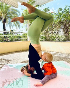 Patricia Montero Instagram - 💌 Querida Layla… pequeña buda de sonrisa eterna 

Hace 6 años  que llegaste,  y todo es más loco, más divertido y más bonito 🤍 🎂 

✍🏻 ¿Sabes? Antes de que nacieras, papá y mamá se fueron unos días solitos… Y sin planearlo, terminaron en un hotel de Córdoba y la habitación se llamaba Leyla. Magia pura, porque sin saberlo, tu nombre ya estaba escrito en nuestra historia 🪄

El día que naciste, llegaste con mucha fuerza, dejando claro que traías contigo una energía imparable. Te movías tanto en la tripa que parecía que estabas entrenando para una maratón. Dabas patadas sin parar, ¡así que mamá tuvo que hacer yoga cada día solo para intentar seguirte el ritmo! 🧘🏼‍♀️🤣

💫 Tu sonrisa ilumina, contagia y abraza mi amor, nos encanta verte bailar (sobre todo cuando decides que la ropa es opcional 😂) y que sigas siendo tan tú, TAN LIBRE Y AUTÉNTICA.

Y si hay algo que nos encanta aún más, es verte con Lis. Cómo te cuida, cómo aprendes de ella, cómo os queréis… y cómo os peleáis a partes iguales, porque claro, ¿qué sería de una hermana mayor sin su hermana terremoto para ponerlo todo patas arriba? 😂

Solo queremos que sigas creciendo así y, hasta que tú nos dejes, aquí estaremos papi y mami, para recordarte cada día cuánto te queremos.

Felices 6 años mi vida. ¡Te queremos infinito! 💫🩵