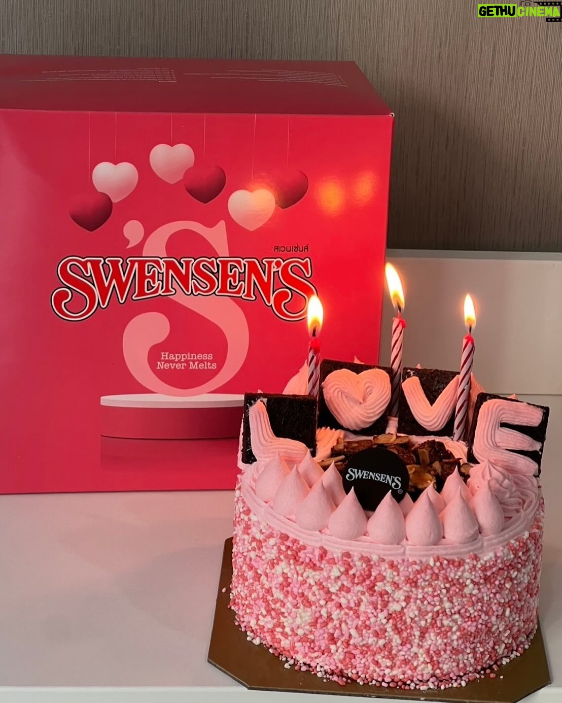 Patricia Tanchanok Good - 3 Likes - Our treat for Valentine’s Day with @we_love_swensens 💌
ไอศกรีมเค้กสเวนเซ่นส์ 1.5 ปอนด์ ทุกรสชาติ ลดเหลือ 399.- พิเศษสำหรับสมาชิก Gold member เหลือ 299.- เท่านั้น ! เริ่มตั้งแต่วันนี้ – 16 กุมภาพันธ์ 2568 🥰🤍
#WeLoveSwensens
#Swensens
#SwensensCake
#ฉลองทั้งทีต้องไอศกรีมเค้กสเวนเซ่นส์