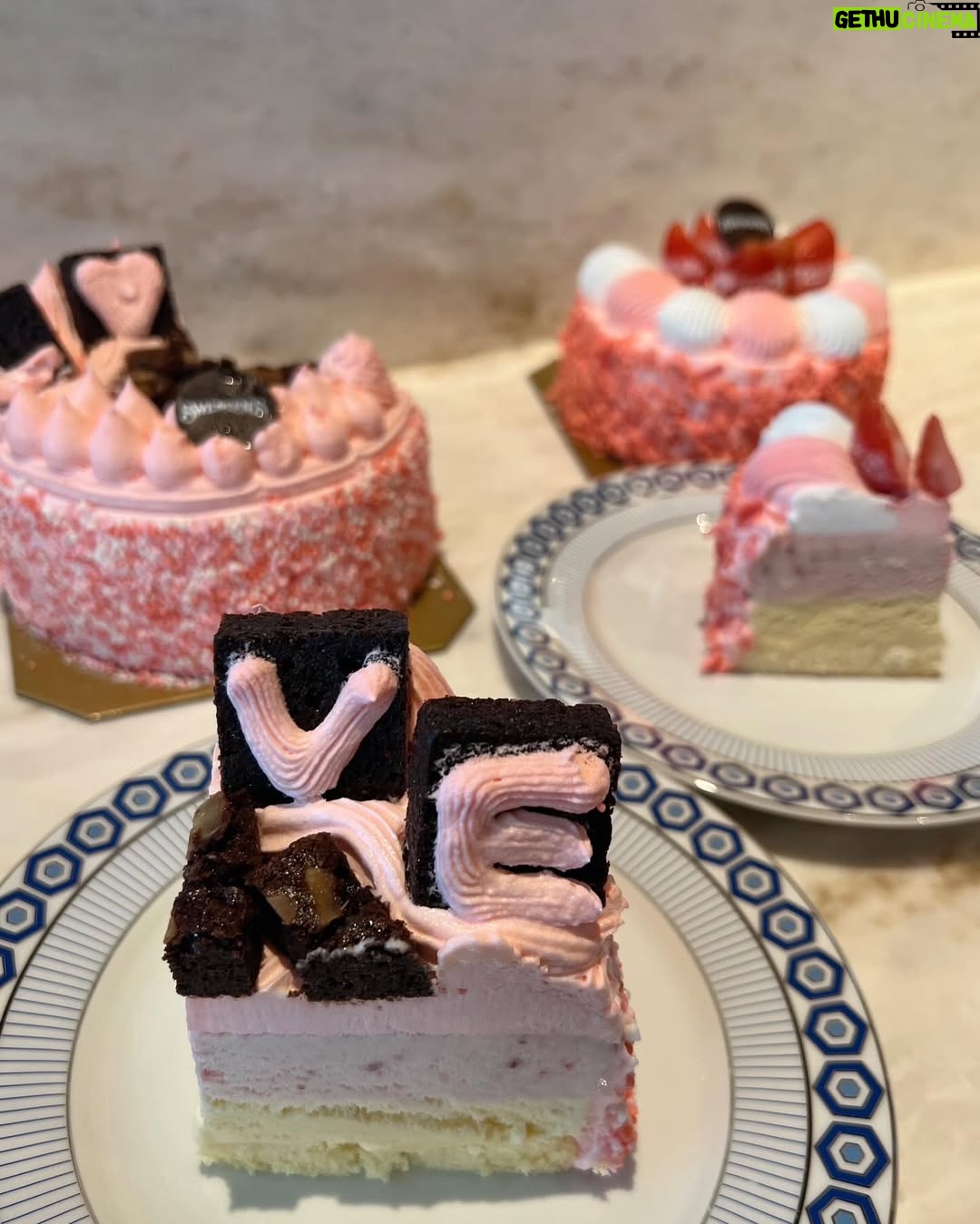 Patricia Tanchanok Good - 3 Likes - Our treat for Valentine’s Day with @we_love_swensens 💌
ไอศกรีมเค้กสเวนเซ่นส์ 1.5 ปอนด์ ทุกรสชาติ ลดเหลือ 399.- พิเศษสำหรับสมาชิก Gold member เหลือ 299.- เท่านั้น ! เริ่มตั้งแต่วันนี้ – 16 กุมภาพันธ์ 2568 🥰🤍
#WeLoveSwensens
#Swensens
#SwensensCake
#ฉลองทั้งทีต้องไอศกรีมเค้กสเวนเซ่นส์
