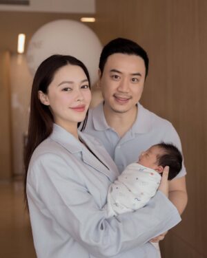 Patricia Tanchanok Good Instagram - He’s here! Welcome to the family baby Patrick 🐻🩵 

พาน้องแพทริคมาแนะนำตัวครับ ไม่แน่ใจว่าคนนี้เหมือนคุณพ่อหรือคุณแม่มากกว่ากัน 😅
