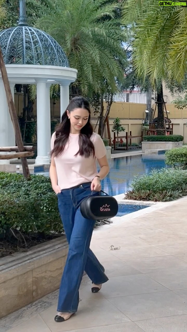 Patricia Tanchanok Good - 3 Likes - ปั๊มนมได้แบบไม่ต้องเขินกับ Brusta Miracle Mere’ ไอเท็มที่แพทขาดไม่ได้เลย 🥰🍼
แพทแฮปปี้มาก เครื่องปั๊มไร้สายว่าสะดวกแล้ว ใช้คู่กับแอปคือสะดวก x10 แค่เปิดแอปก็เลือกโหมดและปรับแรงดูดได้แบบไม่ต้องก้ม แถมยังดูประวัติรอบก่อนๆ แล้วเลือกปั๊มจากรอบที่ชอบได้ 👏🏼🤩
ที่ชอบสุดๆ คือเครื่องปั๊มดีไซน์ตอบโจทย์ไลฟ์สไตล์แพทมาก ใส่แล้วไม่เด่นเกิน น้ำหนักเบา พกพาง่าย ตอนใช้เสียงเงียบสนิท ปั๊มได้ทุกที่ เนียนแบบไม่มีใครรู้ แบตก็ใช้ได้ถึง 8 รอบ ไม่ต้องคอยแวะชาร์จ ใช้งานได้ยาวๆ ทั้งวัน เหมาะกับคุณแม่สายปั๊มที่ต้องออกนอกบ้านบ่อยแบบแพทมาก 💕✨
รู้สึกดีมากที่เจอเครื่องปั๊มนมที่ปั๊มได้นุ่ม เกลี้ยงเต้า และตอบโจทย์ขนาดนี้ แม่ๆบ้านไหนใช้ Miracle Mere’ อยู่บ้าง มาแชร์กันหน่อยค่ะ 🫶🏻💖